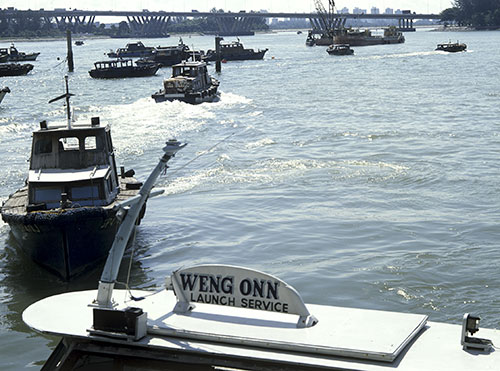 © Norbert Pousseur - Port de Singapour - barque à moteur