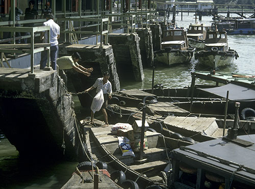 © Norbert Pousseur - Port de Singapour - chargement de sacs de riz