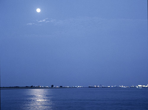 © Norbert Pousseur - File de bateaux en attente à la nuit tombée