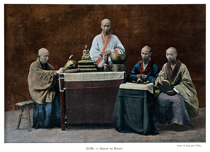 En Chine, groupe de bonzes - Photo colorisée de 1900 reproduite puis restaurée par  © Norbert Pousseur