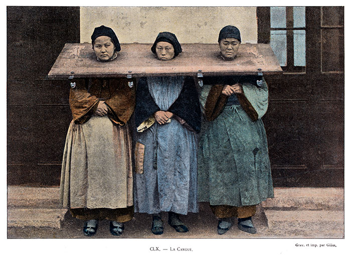 En Chine, trois femmes dans la Cangue  - Photo colorisée de 1900 reproduite puis restaurée par  © Norbert Pousseur