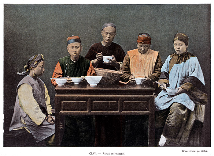 En Chine, un repas en famille  - Photo colorisée de 1900 reproduite puis restaurée par  © Norbert Pousseur