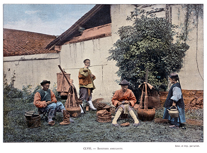 En Chine, savetier ambulant - Photo colorisée de 1900 reproduite puis restaurée par  © Norbert Pousseur